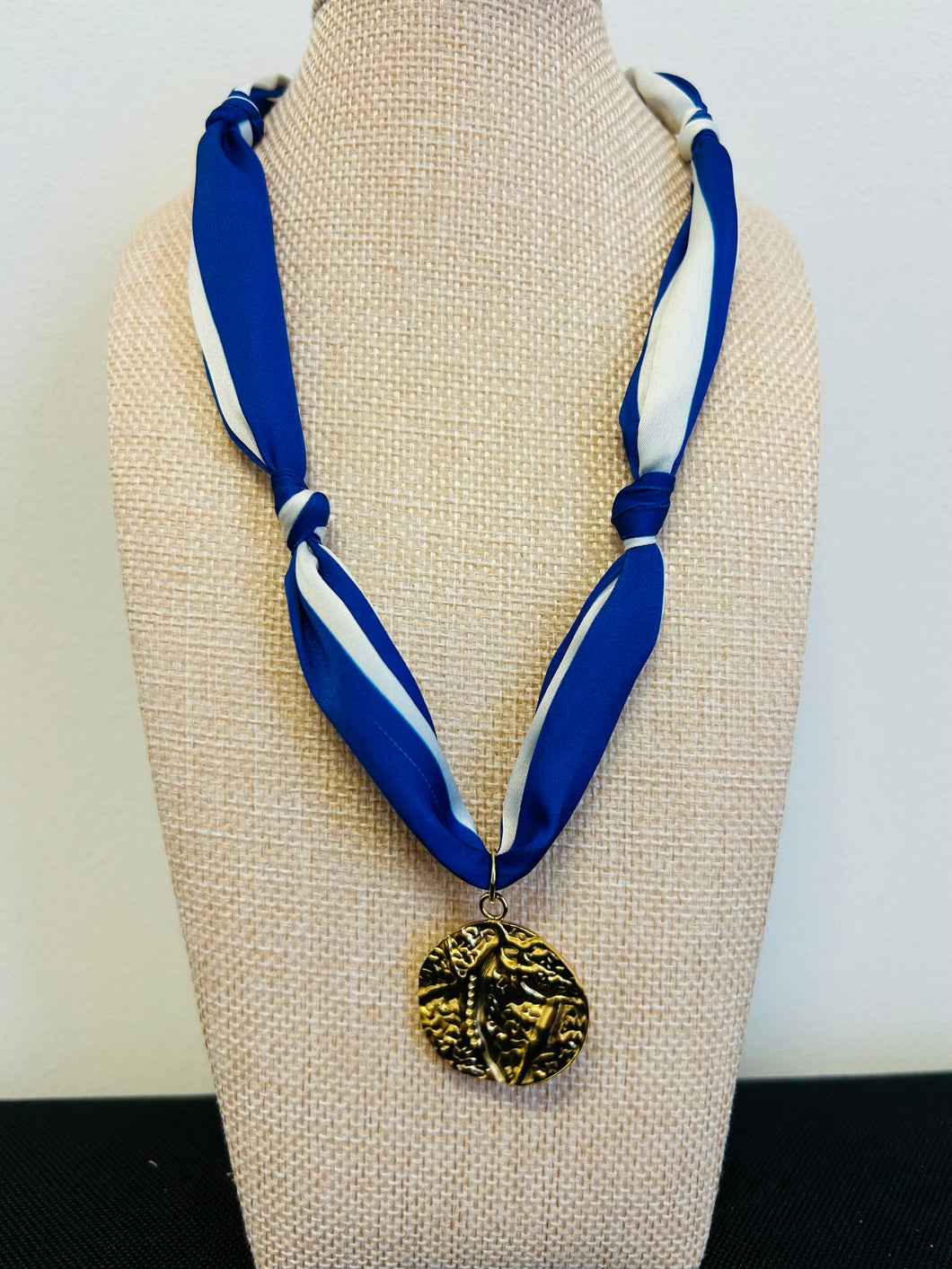 Blue/white gold necklace