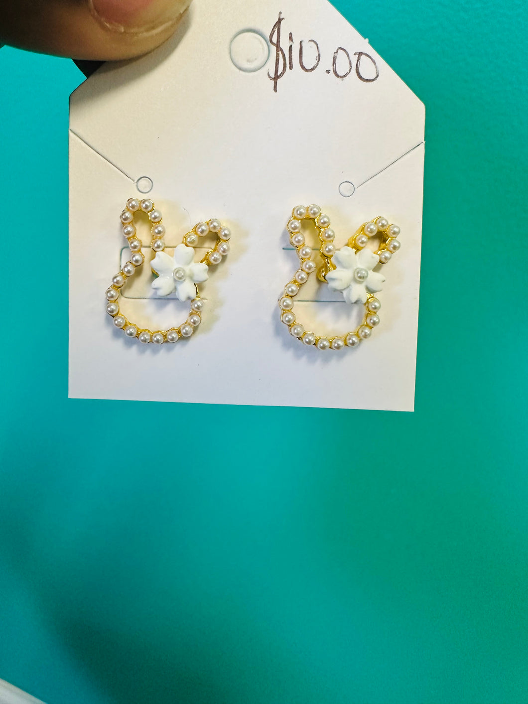 Bunny face earrings with white flower