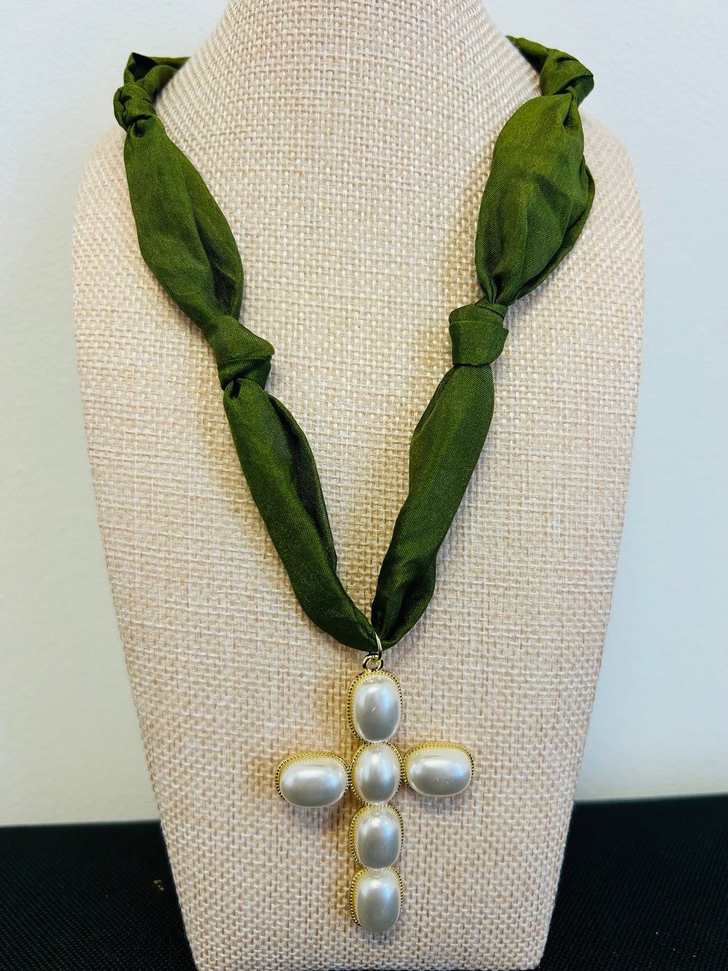 Olive pearl necklace